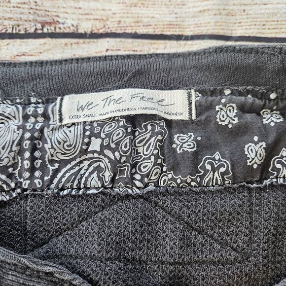 We The Free Distressed Long Sleeve Top Womens Extra Small XS Gray Paisley Henley - Picture 4 of 6
